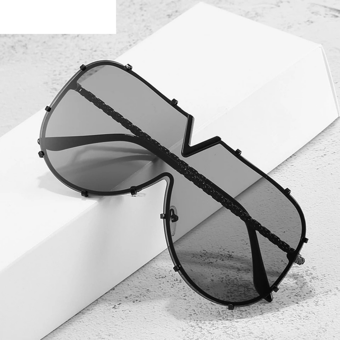 Oversized V sunglasses